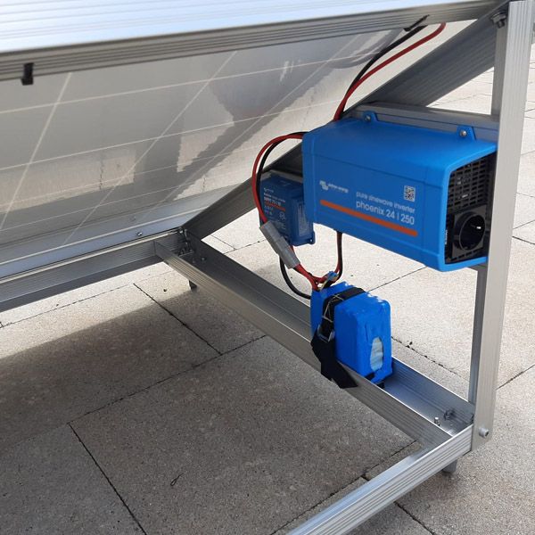 kit-fotovoltaico-aislado-montado-detalle-bateria
